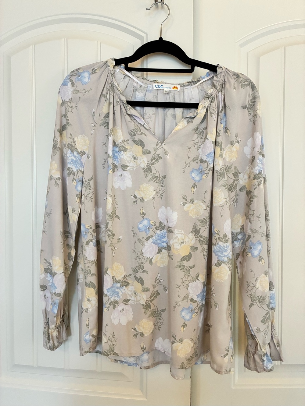 C&C California Women's Floral V-Neck Long Sleeve Top in Taupe